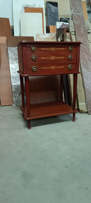 Móvel de apoio clássico