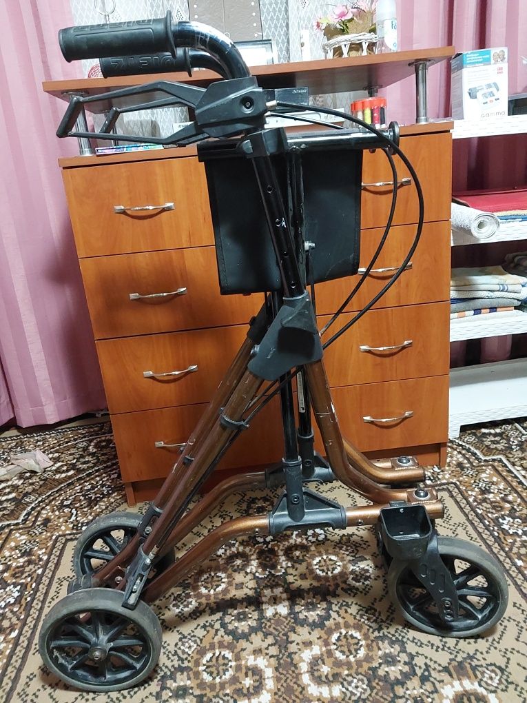 Продаю ходунки дорослі