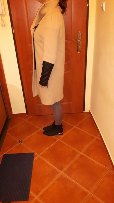 Beżowy klasyczny wełniany plaszcz