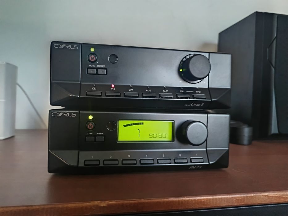 Amplificador Cyrus 5 e tuner Cyrus FM 7.5