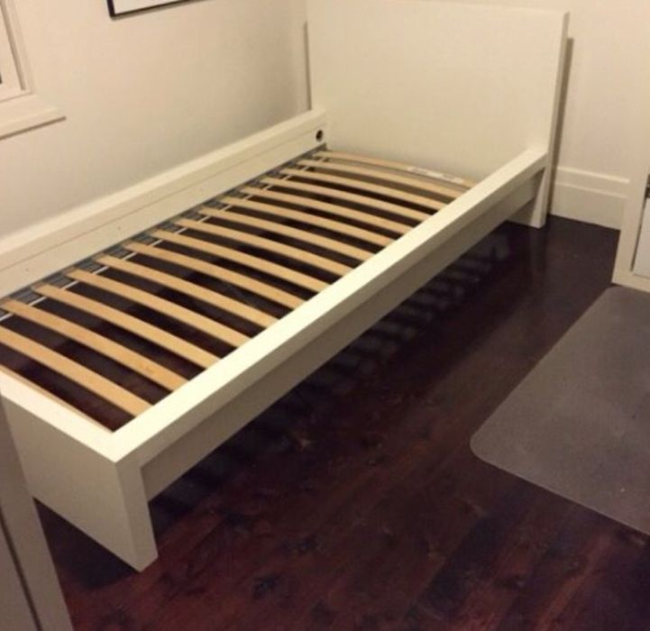 Cama branca 0.90x2.00m e estrado