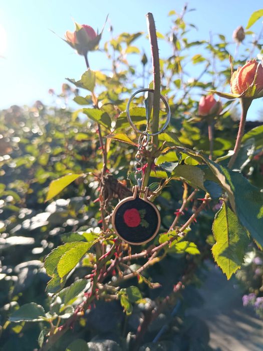 Ręcznie haftowany breloczek z różą