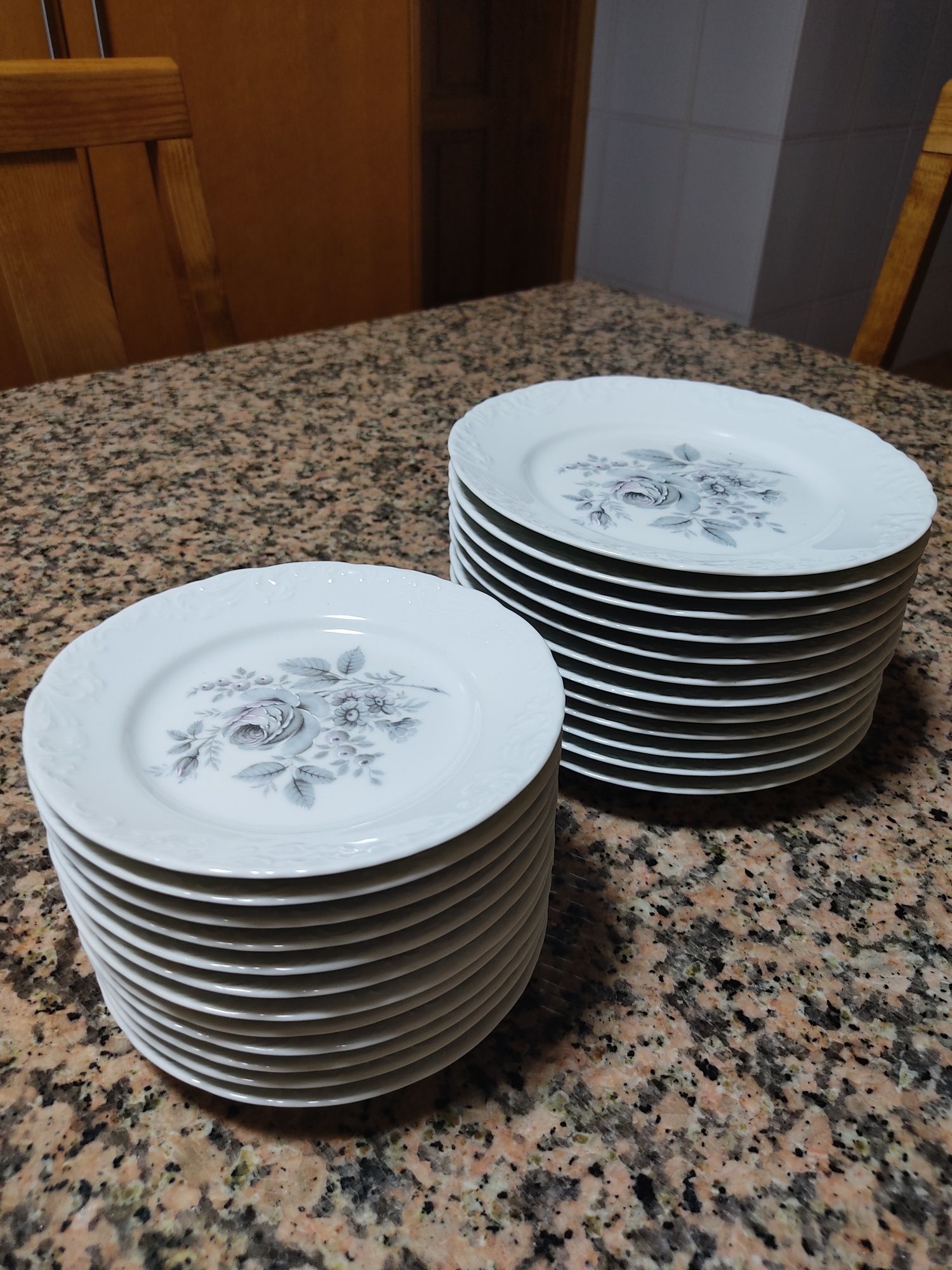 Serviço de Cozinha em Porcelana - 73 peças