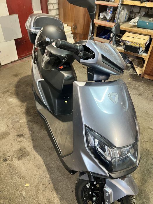 Продам електроскутер Yadea RN.