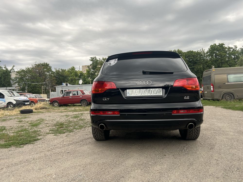 Продам Audi Q7
