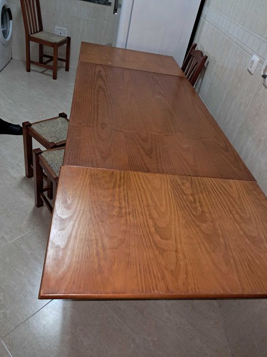 Mesa de madeira extensivel  com 2 bancos e 2 cadeiras