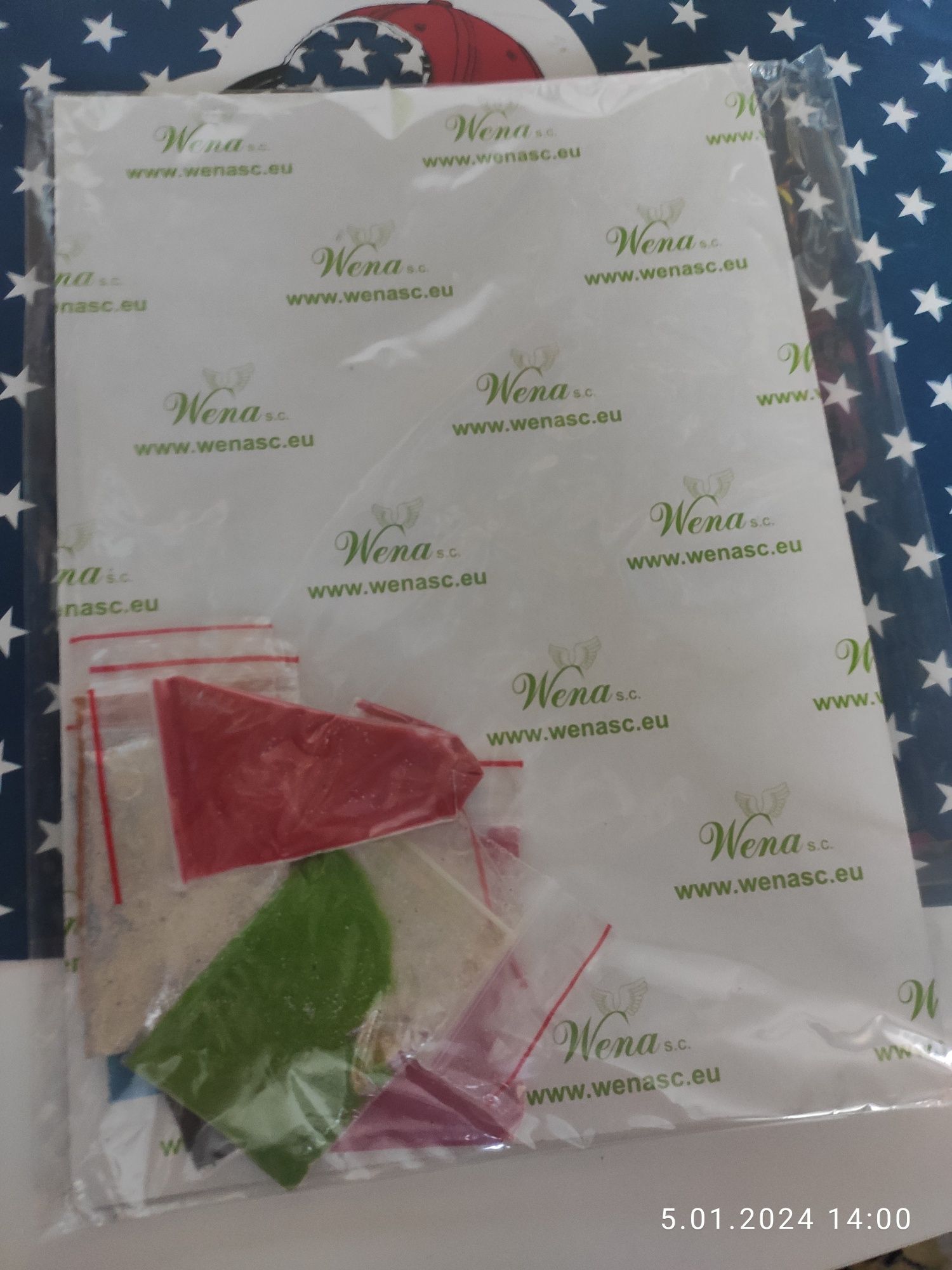 Obrazek piaskowy przedstawiający Kubki Nowy