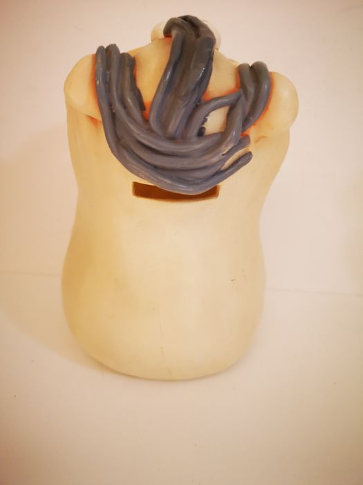 Skarbonka w kształcie karykaturalnej głowy