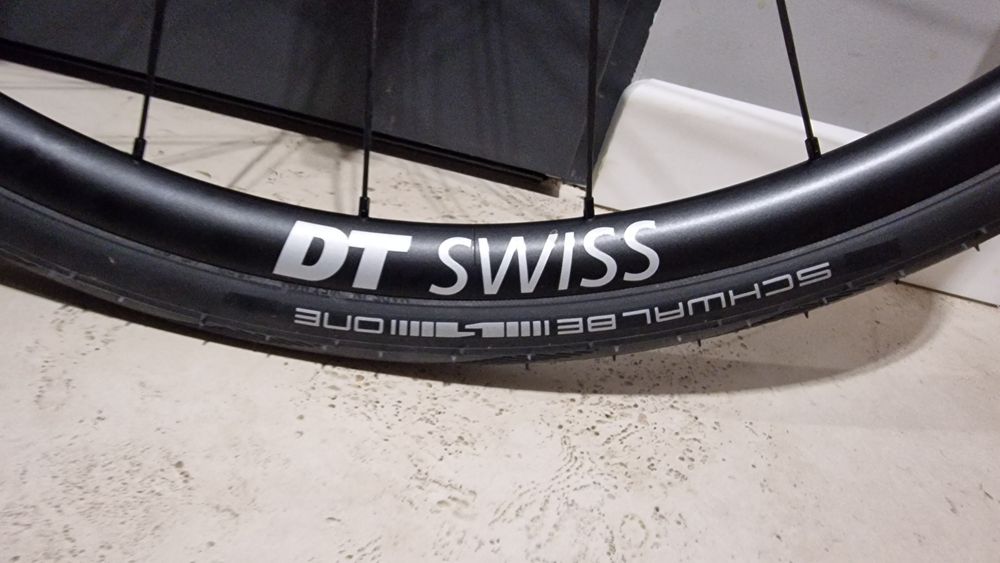 Zestaw kół szosowych: DT Swiss ER1600 SPLINE 23mm wys,Bębenek XDR SRAM