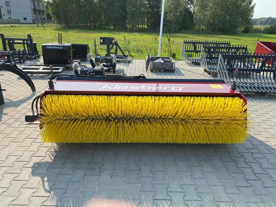 Łyżka zamiatająca ze szczotką