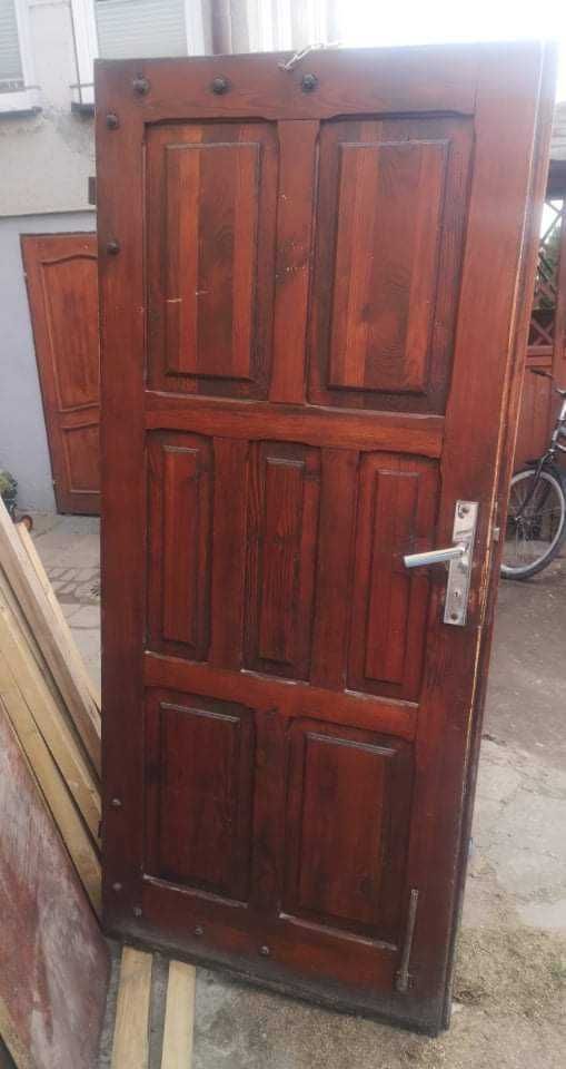 Drzwi drewniane zewnętrzne budowlane