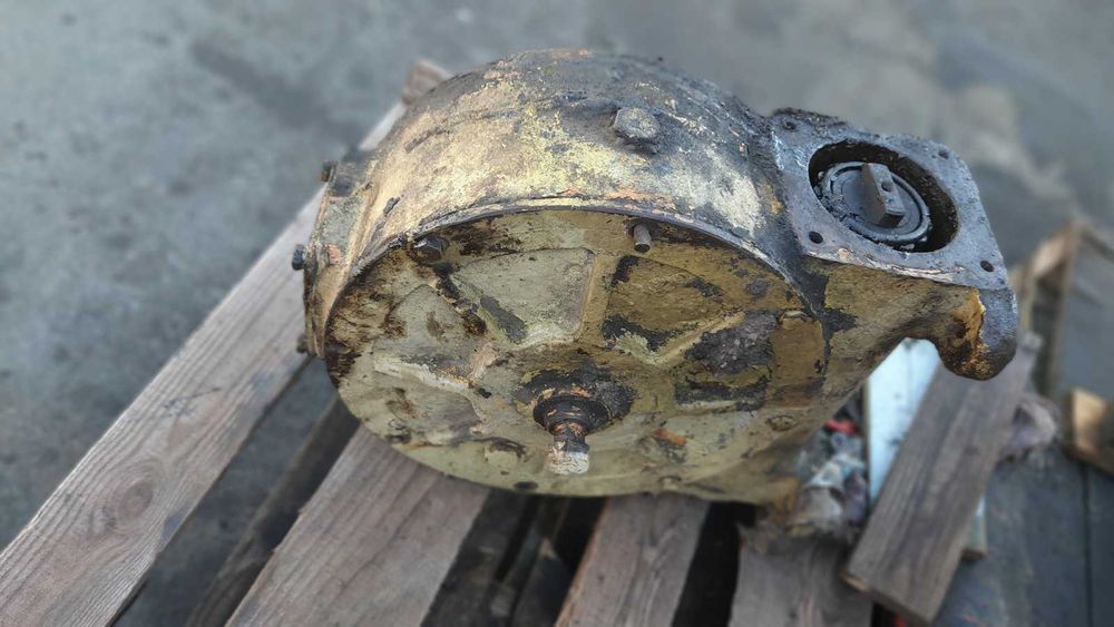 Редуктор повороту отвала грейдера ДЗ-143.