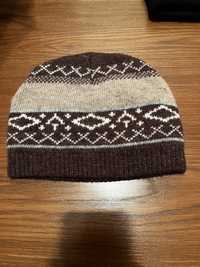 Gorro castanho e beige