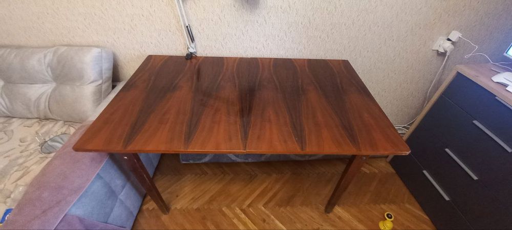 Стол для гостинной