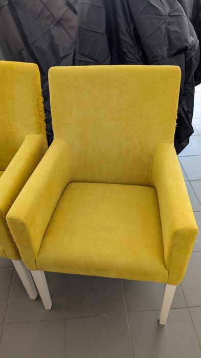 2 cadeirões amarelos