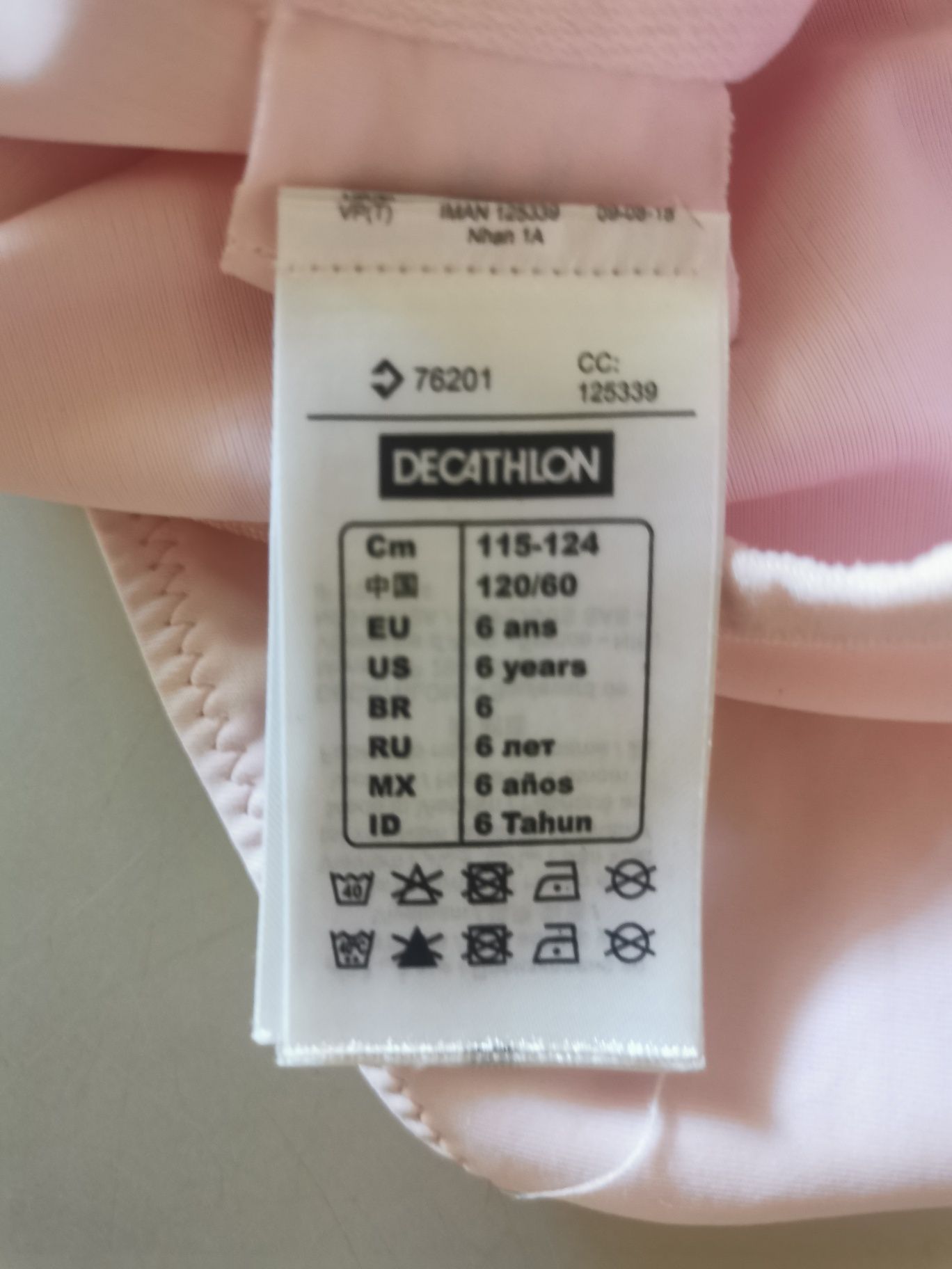 Strój na balet Decathlon + baletki. 
Strój pasuje na wiek 6, 7 lat.
Po
