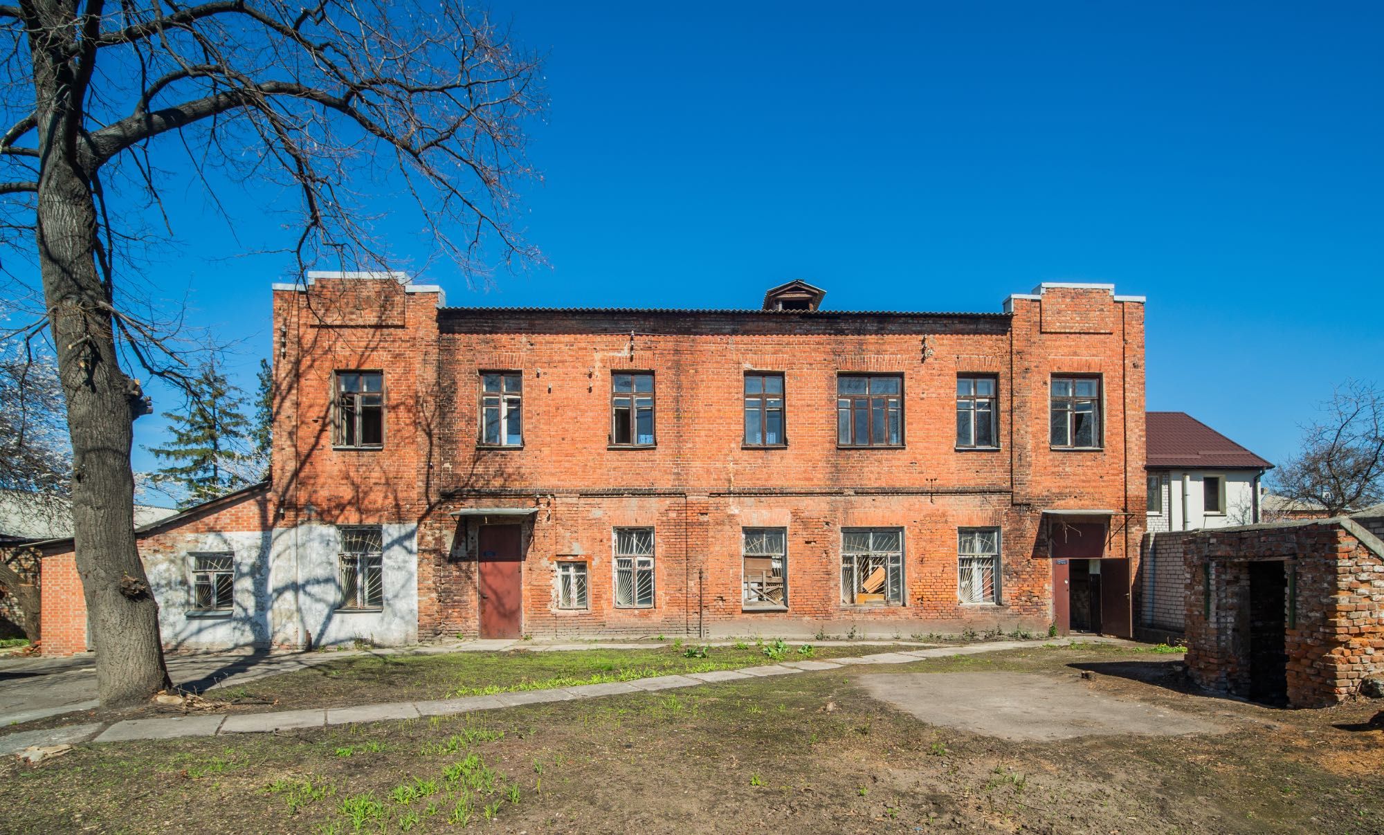 Продаж комерційного комплексу окремих будівель з двором в центрі