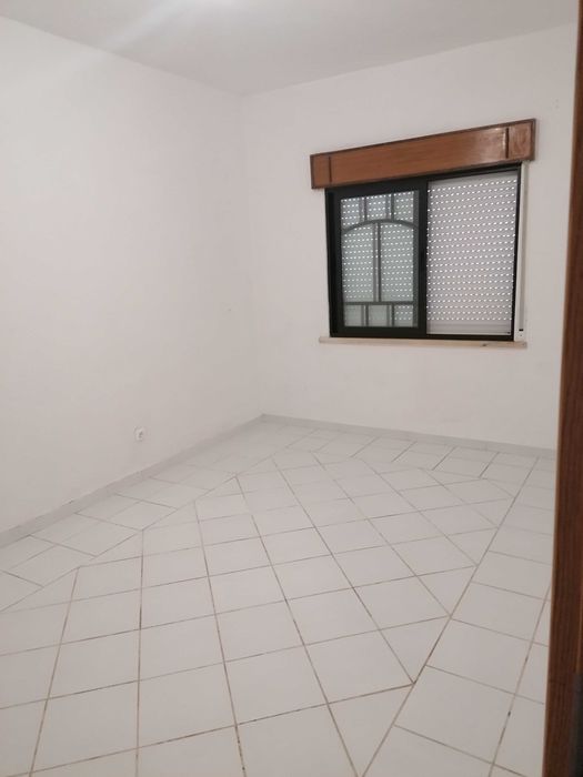 Arrenda-se Casa R/Chão T2