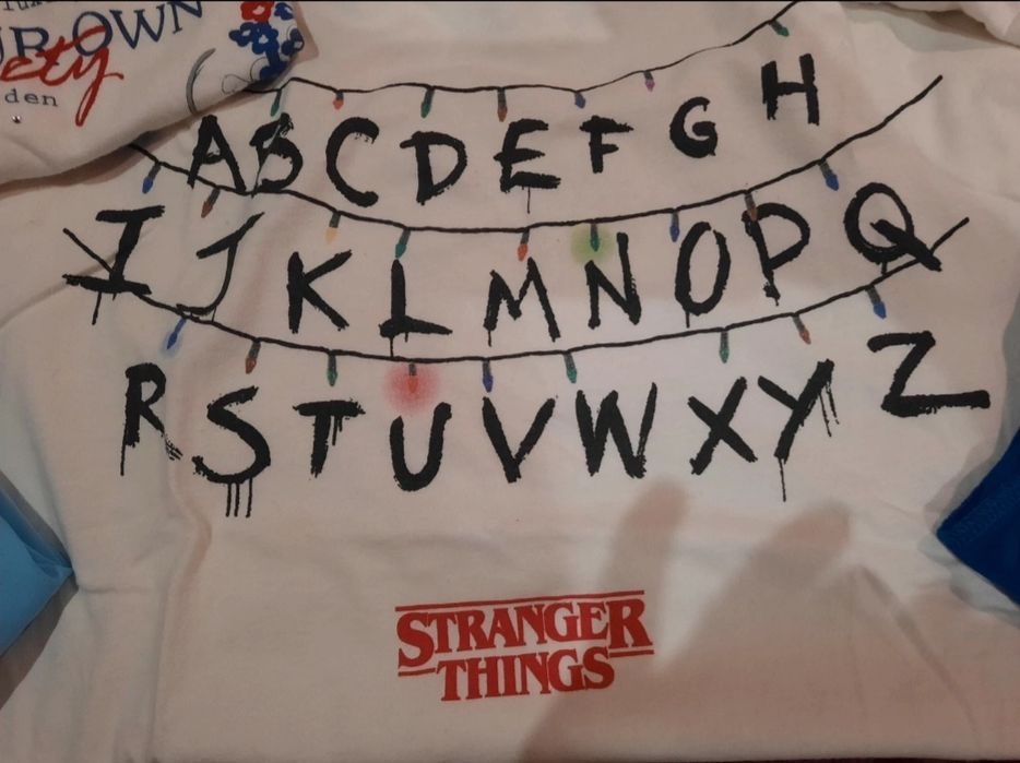 Sete t-shirts = 7,00€. A idade mais aproximada é 13 anos