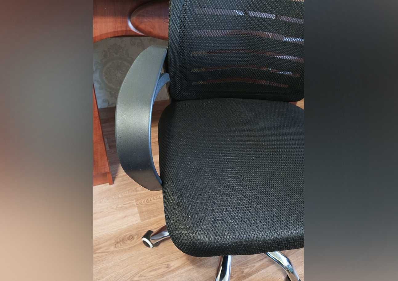Крісло компютерне на колесах чорне офісне P-5511 новый стул для офиса