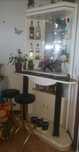 Bar branco com bancos