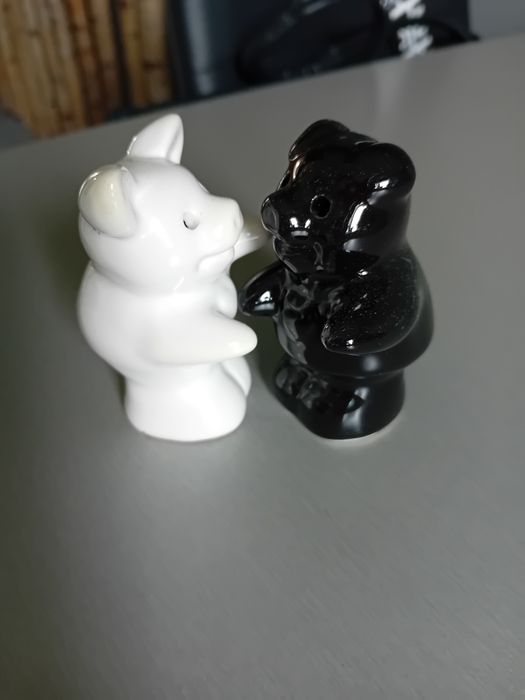 urocze przyprawniki na sól i pieprz w kształcie przytulających misiów