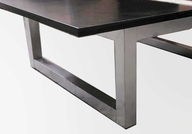 Mesa de frente sofá com pé em aço inox, tampo de madeira