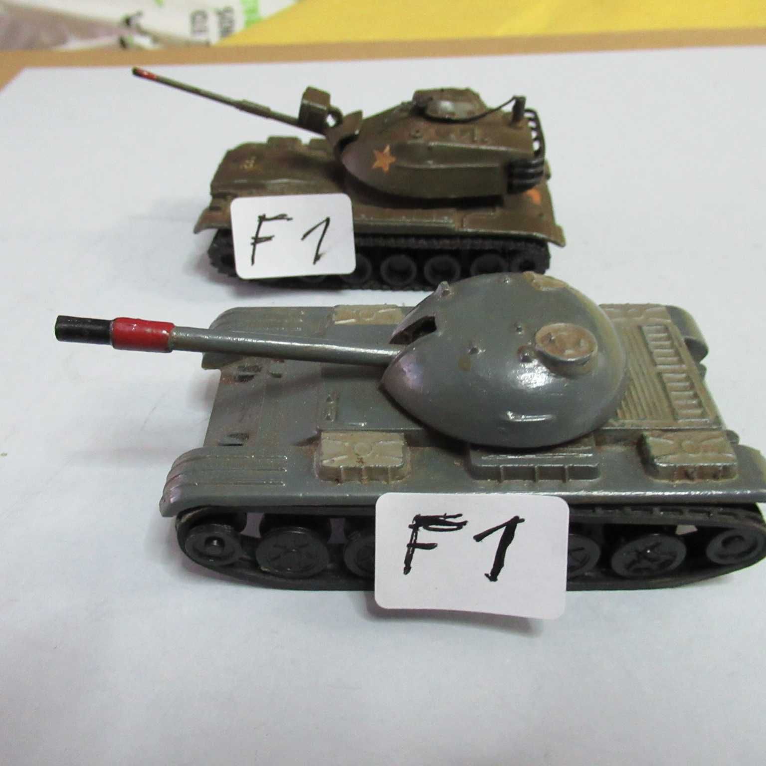 (C72Lote F1 )  2 tanques de guerra em metal C=8cm La=4,5cm