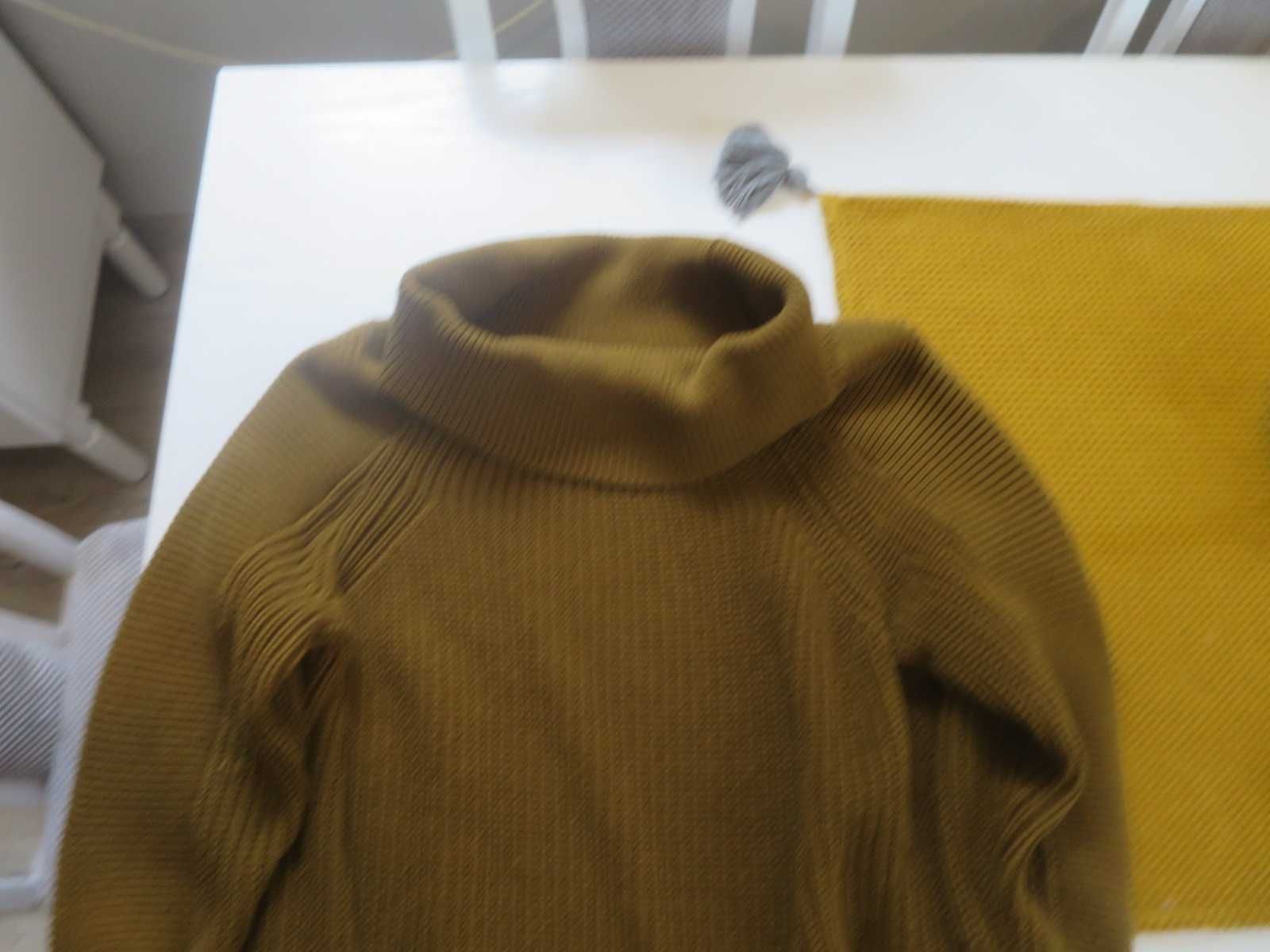 Krótki sweter z golfem w kolorze khaki!