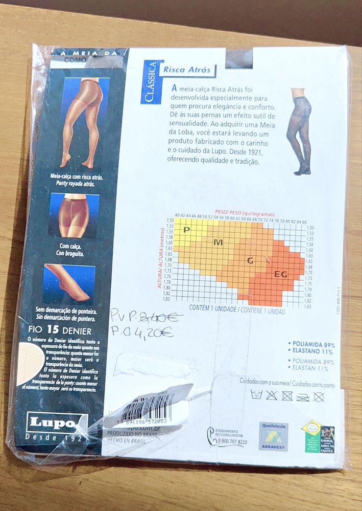 Collants cor de pele de risca atrás