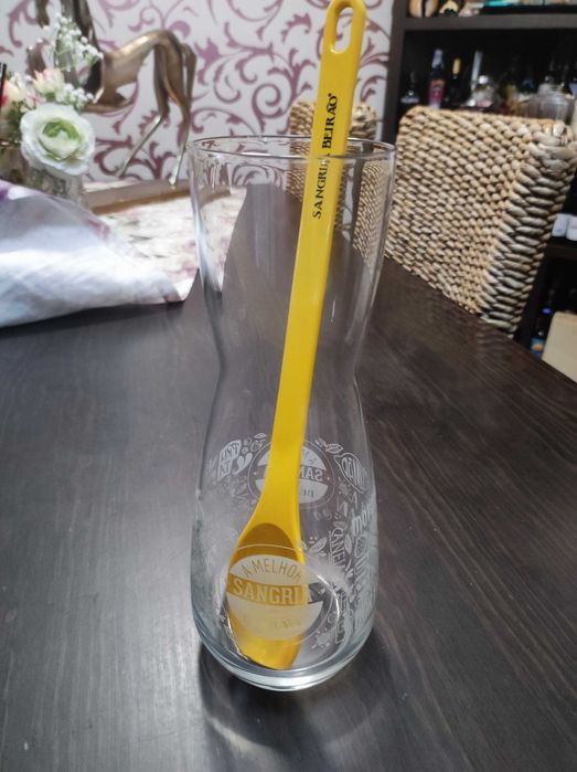 Jarro com colher para sangria