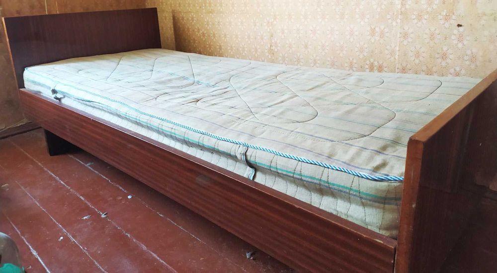Кровать деревянная