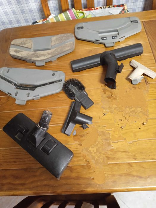 Várias peças para aspirador.