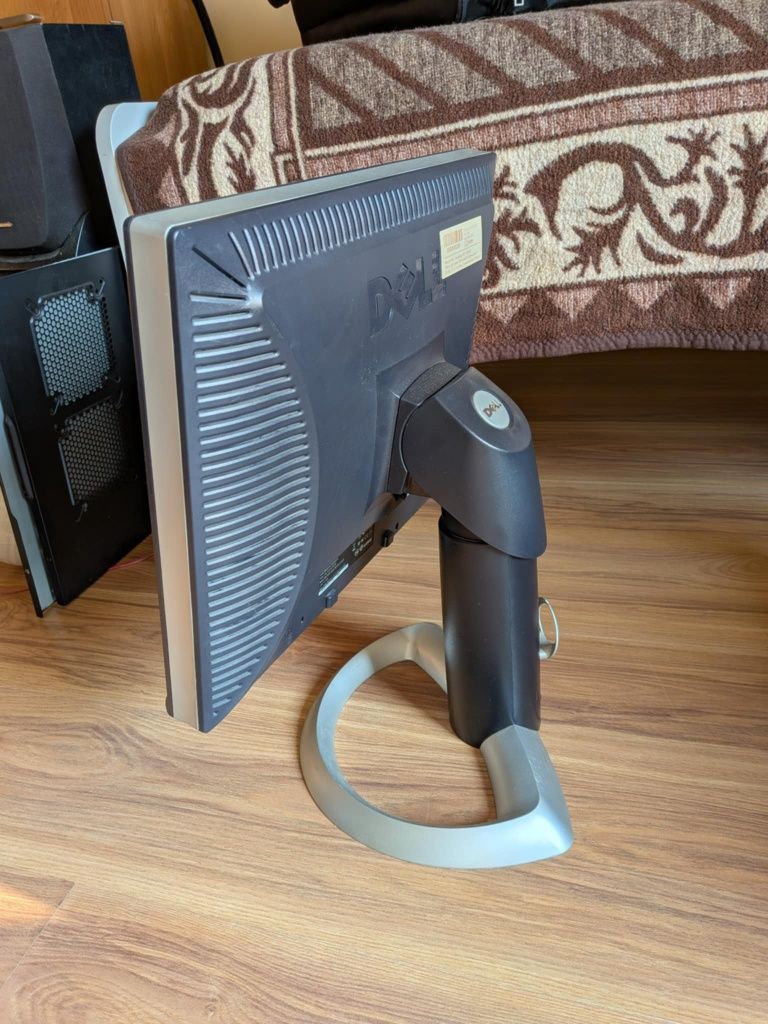 Komputer z monitorem
