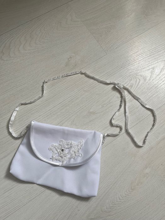 Dziewczęca alba komunijna z akcesoriami