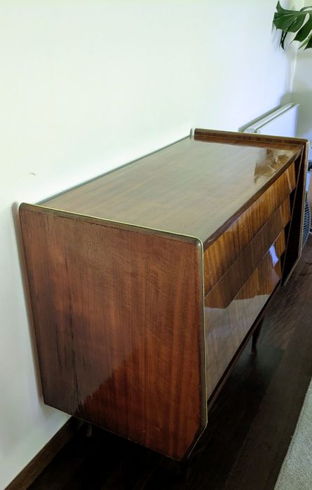 Cómoda anos 50/60 em mogno envernizado, com 4 gavetas.
