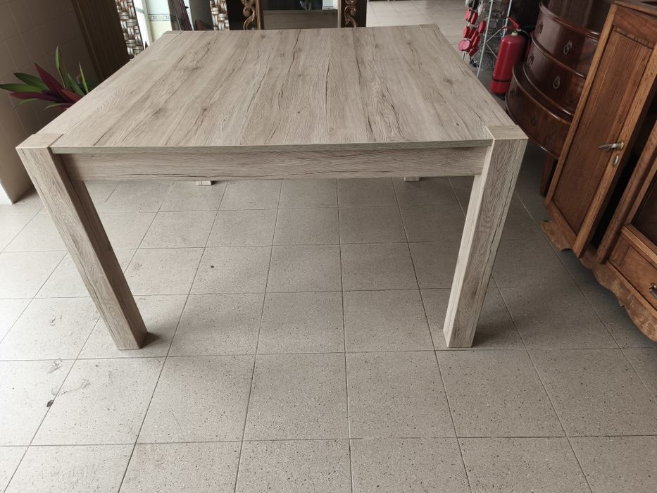 Mesa quadrada para 8 pessoas