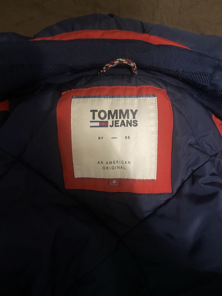 Продам зимню куртку TOMMY JEANS