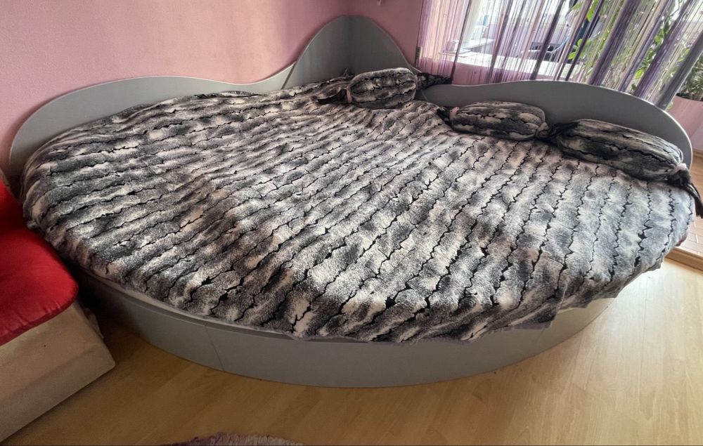 Нестандартне і дуже зручне двоспальне Ліжко