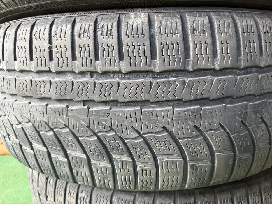 Opony zimowe 215/55/17 Nokiany