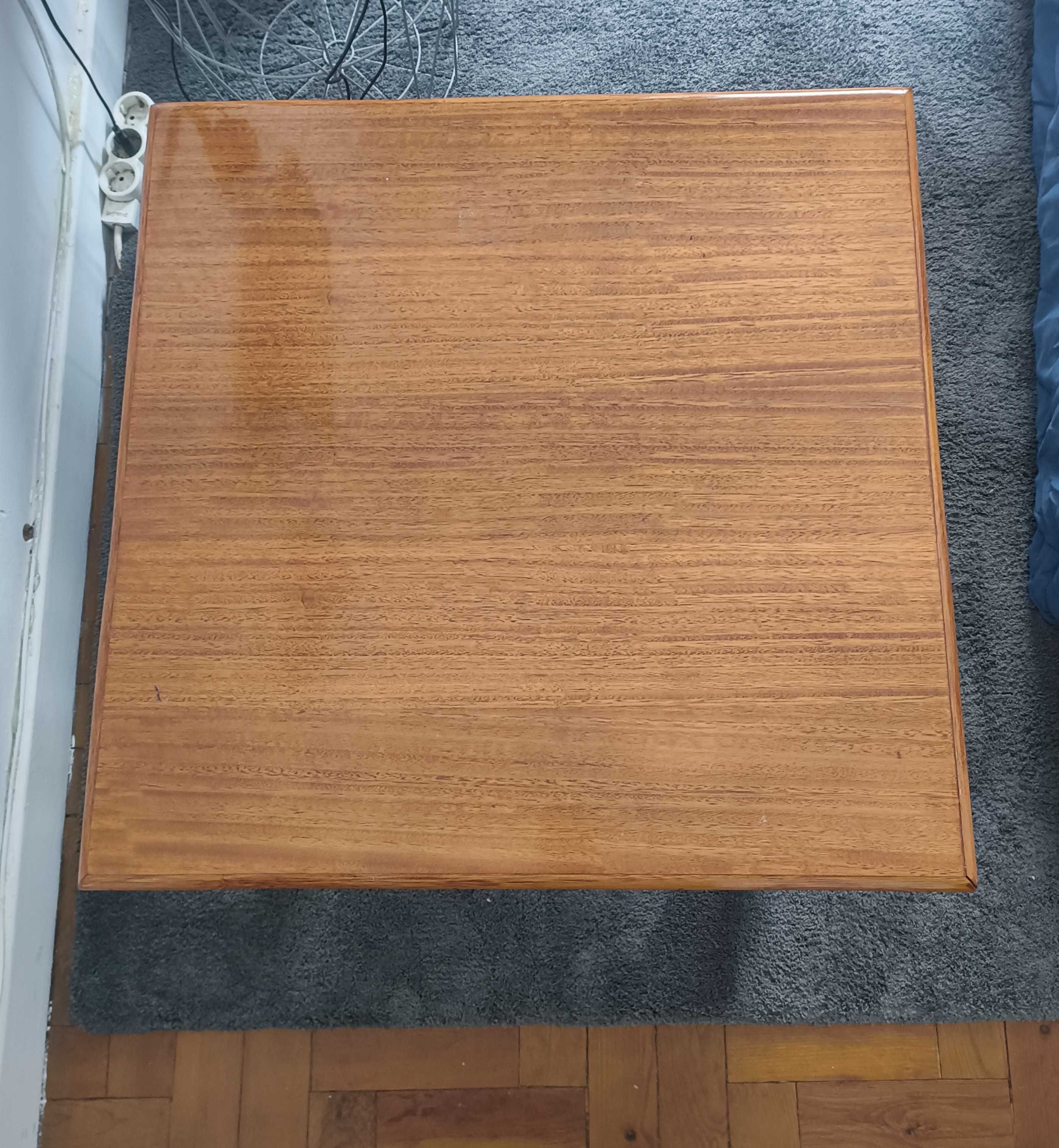 Mesa de madeira escura