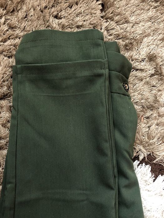 Брюки зеленого кольору
