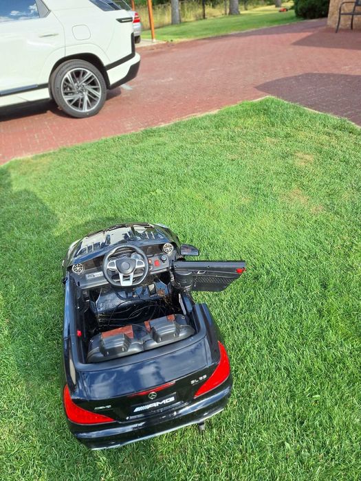 Samochód elektryczny dla dzieci Mercedes Benz AMG,z pilotem,LED,muzyką
