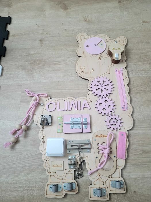 Tablica manipulacyjna z imieniem magic wood