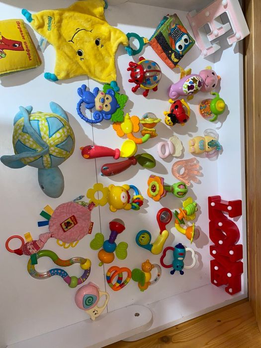 Багато іграшок для немовлят