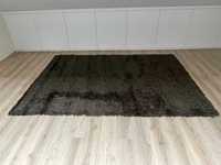 Brązowy dywan shaggy