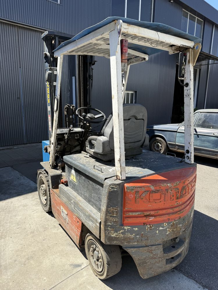 Empilhador komatsu eletrico de 1500 kgrs triplex elevacao livre e desl