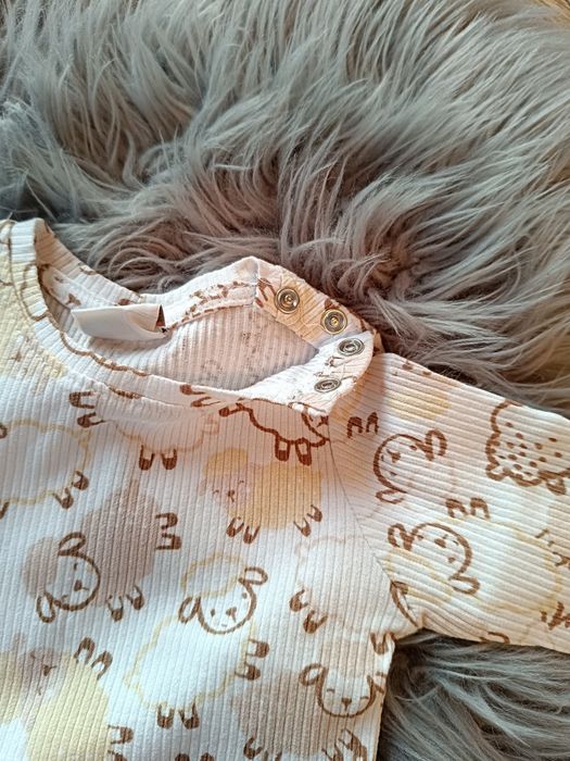 Piękny prążkowany komplecie niemowlęcy nowy z metką 56 cm 1-2 miesiące