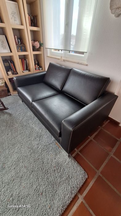 Sofá  em pele preto