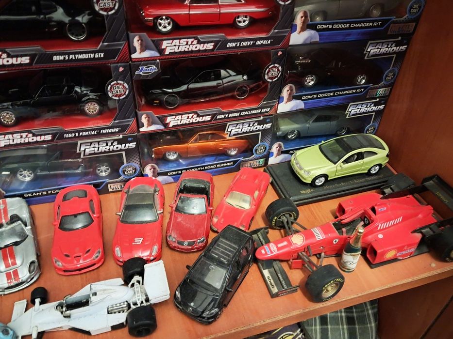 Carros em miniatura colecionáveis